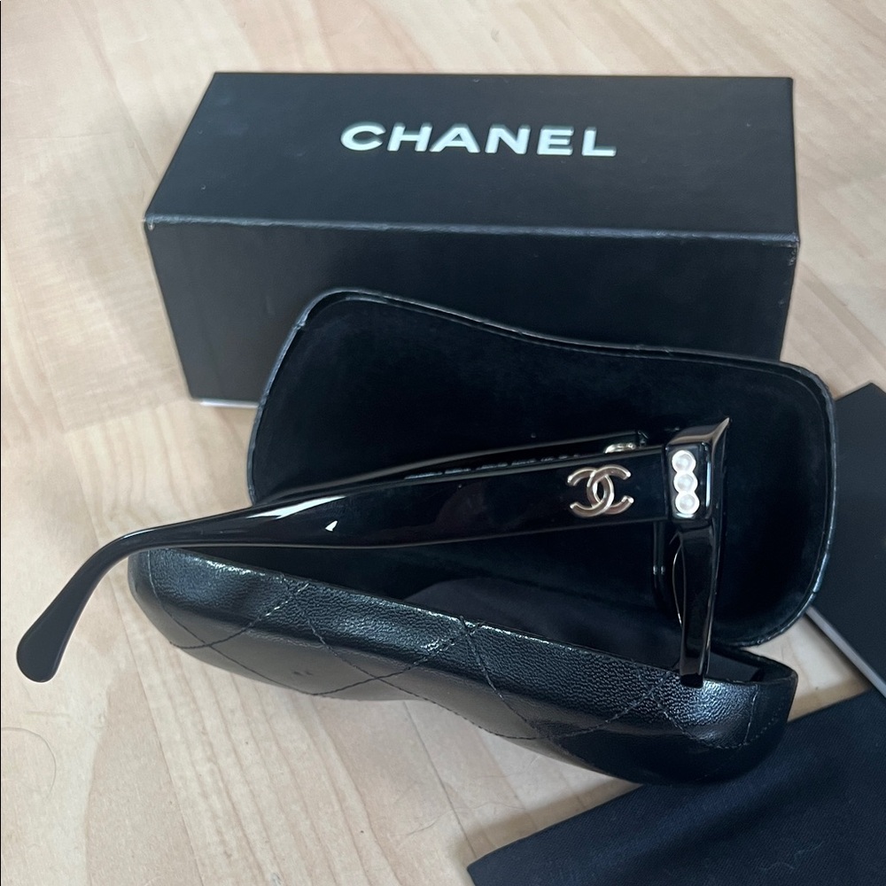 CHANEL Classic Black Sunglasses Set - Picture 3 of 4